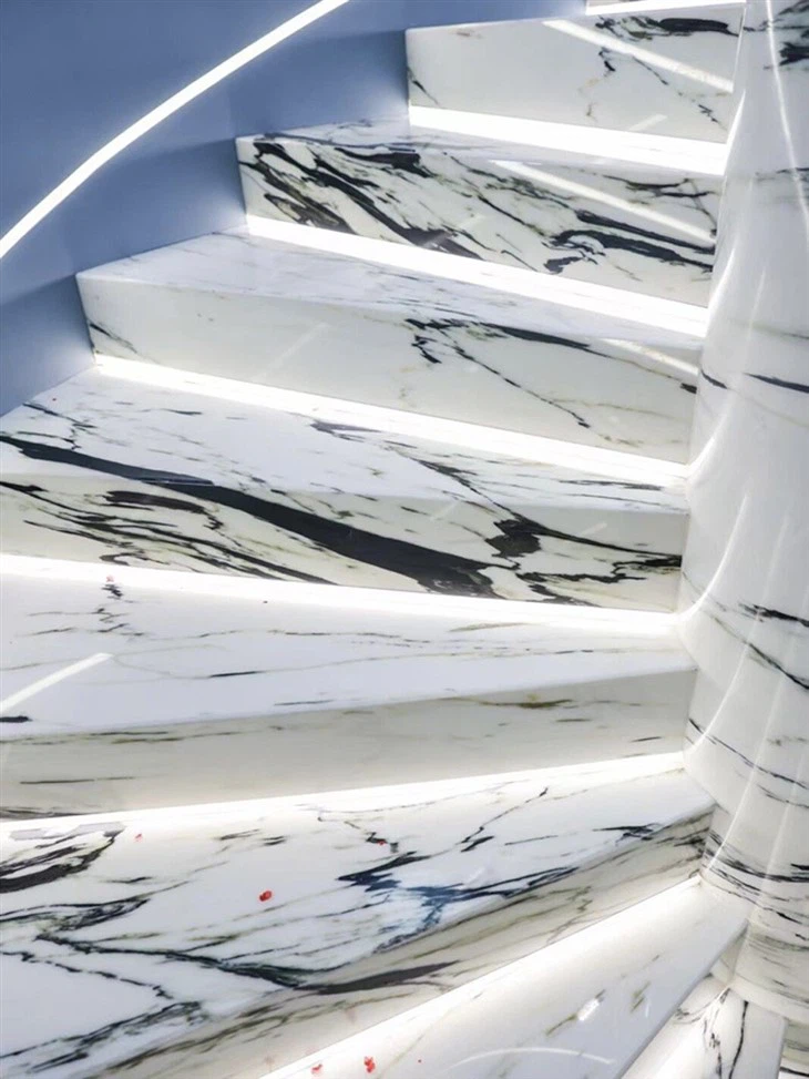 Calacatta Marble Floor Staircase